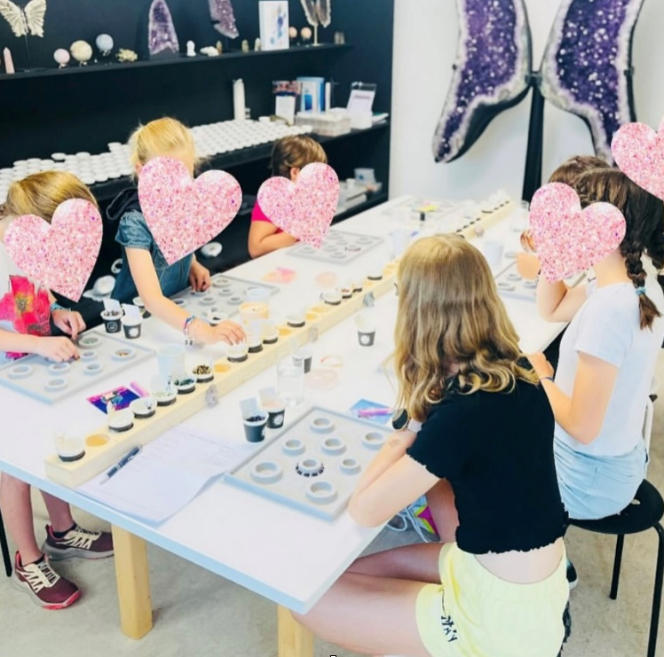 Workshop Kinder Armschmuck mit  Martina und Anita