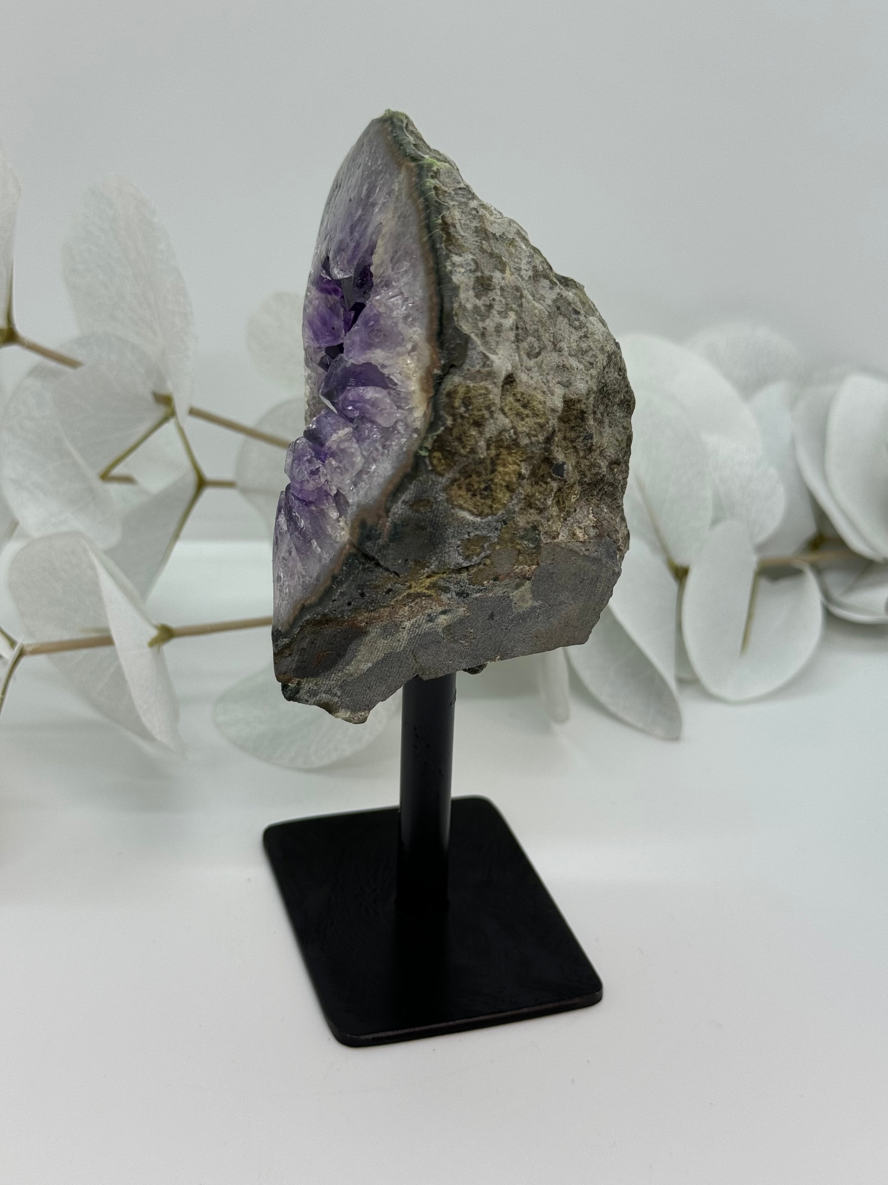 Amethyst auf Metallständer